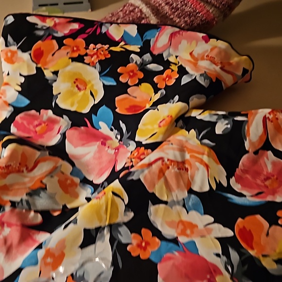 Floral Bell Short Sleeved Blouse - Picture 5 of 5
